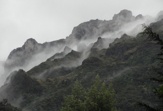 Formación de niebla en las laderas de la montaña