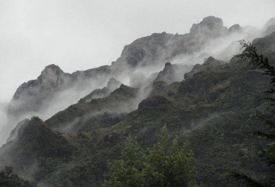 Formación de niebla en las laderas de la montaña Formación de niebla en las laderas de la montaña